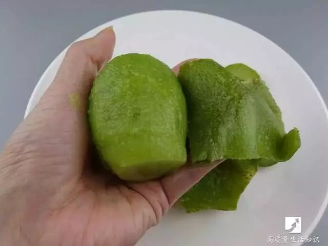 去皮小妙招:鳳梨去皮竟這麼簡單,不用一分鐘全變鳳梨塊,太實用了