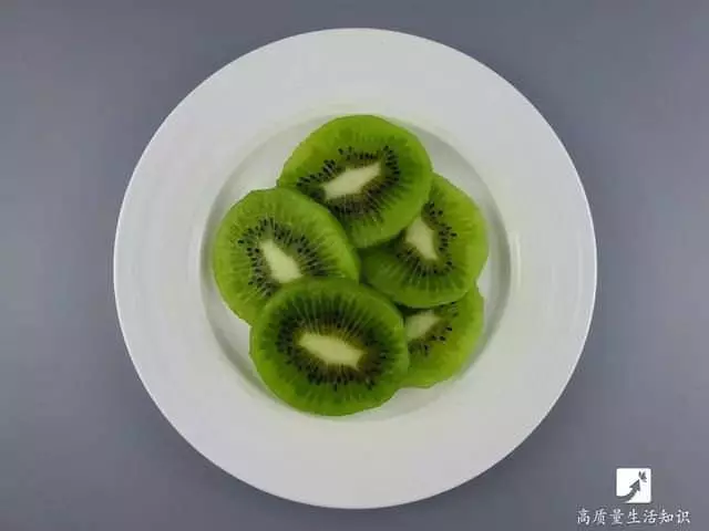 去皮小妙招:鳳梨去皮竟這麼簡單,不用一分鐘全變鳳梨塊,太實用了