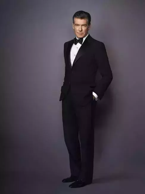 「最帥007」疼愛妻子25年!老婆「生子後身材走樣」遭嘲諷, 他霸氣擋輿論...網友:這就是真愛!