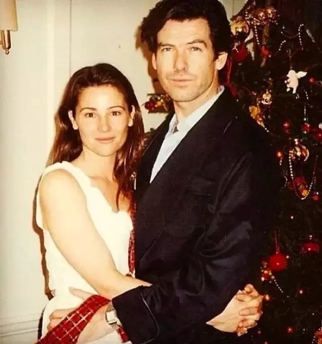 「最帥007」疼愛妻子25年!老婆「生子後身材走樣」遭嘲諷, 他霸氣擋輿論...網友:這就是真愛!