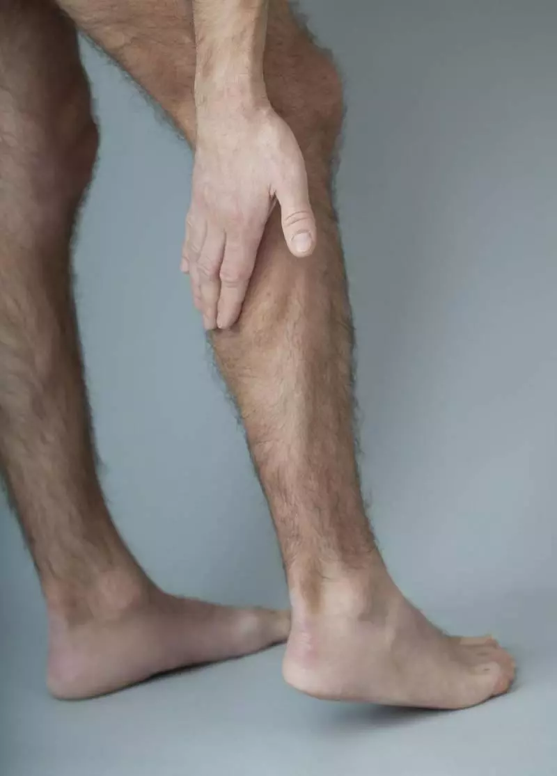 睡到半夜突然小腿抽筋?用這4種急救方法,有效通經止痛