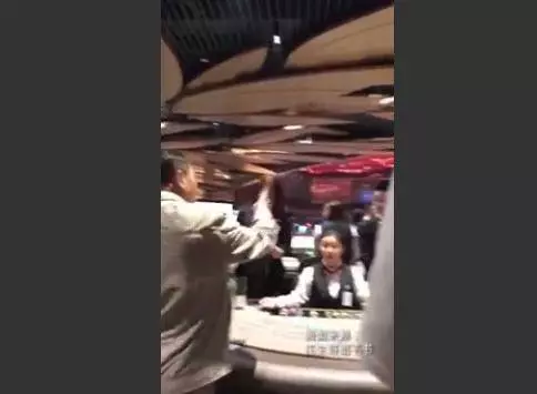 (內附視頻)!... 雲頂這名荷官到底犯了賭客的什麼"禁忌",讓賭客大動肝火?