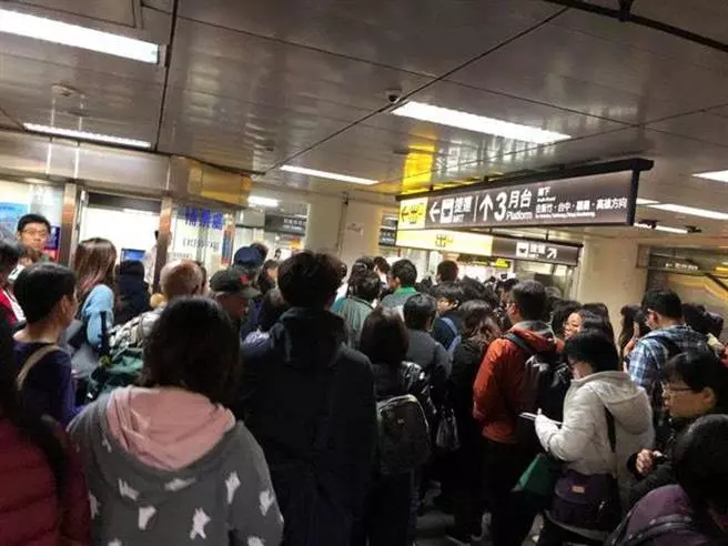 台北車站電子閘門全當 通勤旅客塞爆