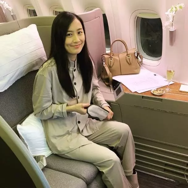 37歲陳法拉睡衣裝扮坐飛機,被網民嘲笑像酒店房務人員!