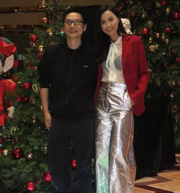 37歲陳法拉睡衣裝扮坐飛機,被網民嘲笑像酒店房務人員!