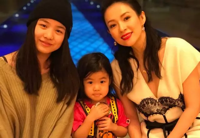 章子怡女兒醒醒長大了,圓嘟嘟臉頰濃眉大眼,模仿媽媽演戲很有范!