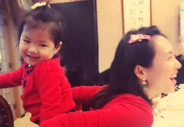 章子怡女兒醒醒長大了,圓嘟嘟臉頰濃眉大眼,模仿媽媽演戲很有范!