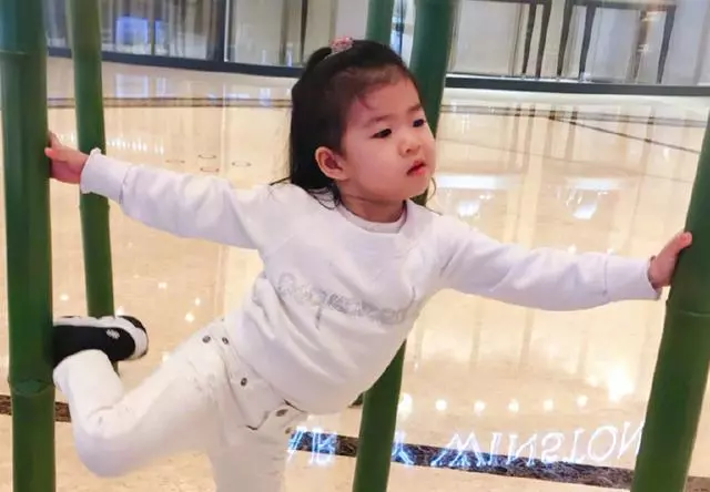 章子怡女兒醒醒長大了,圓嘟嘟臉頰濃眉大眼,模仿媽媽演戲很有范!