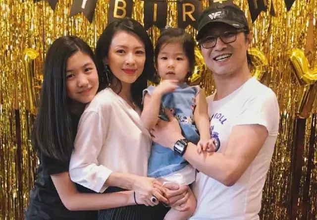 章子怡女兒醒醒長大了,圓嘟嘟臉頰濃眉大眼,模仿媽媽演戲很有范!