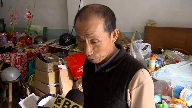 70歲拾荒阿公家徒四壁,30年捐400萬做公益「榮登富比士英雄榜」,卻被譏笑「像狗一樣」!