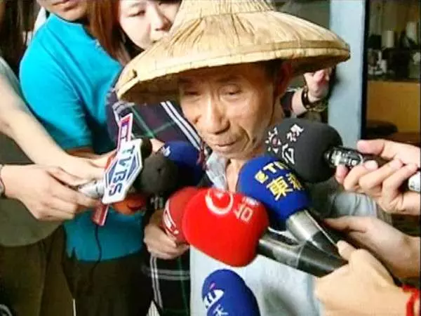 70歲拾荒阿公家徒四壁,30年捐400萬做公益「榮登富比士英雄榜」,卻被譏笑「像狗一樣」!