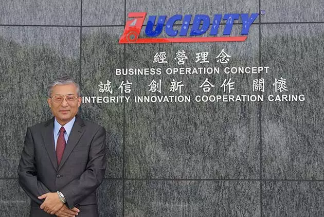 員工借高利貸無力償還,老闆霸氣幫他「一次還清300萬」!他心疼「有困難找公司」!