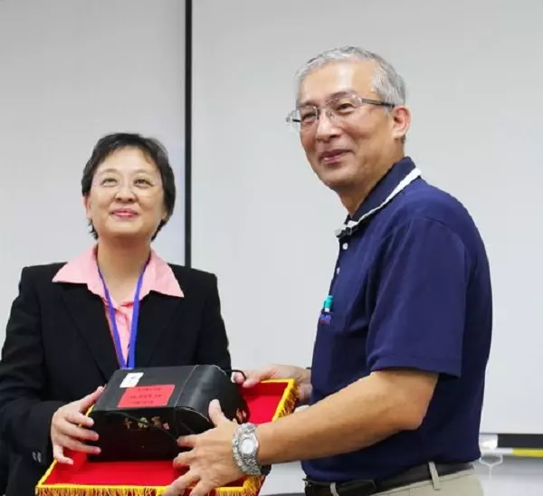 員工借高利貸無力償還,老闆霸氣幫他「一次還清300萬」!他心疼「有困難找公司」!