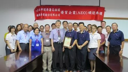 員工借高利貸無力償還,老闆霸氣幫他「一次還清300萬」!他心疼「有困難找公司」!