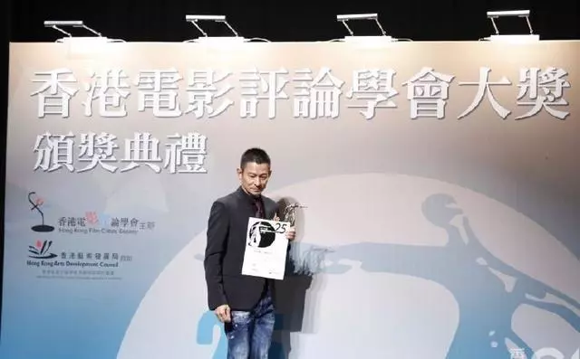 57歲劉德華現身頒獎骨瘦如柴,病癒後老了10歲粉絲很心疼~~~
