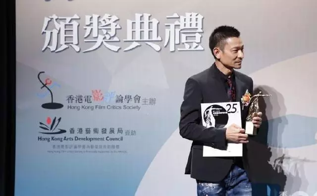 57歲劉德華現身頒獎骨瘦如柴,病癒後老了10歲粉絲很心疼~~~
