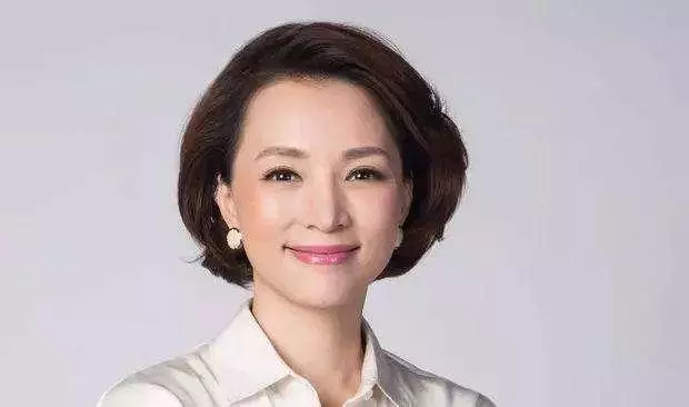 46歲董卿近照曝光,素顏接兒子放學,細節透露貼心慈母本色!