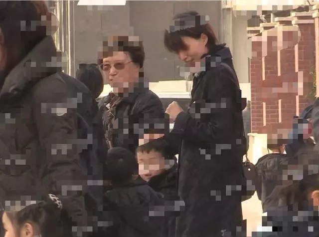 46歲董卿近照曝光,素顏接兒子放學,細節透露貼心慈母本色!