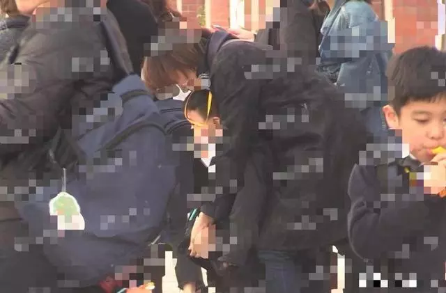 46歲董卿近照曝光,素顏接兒子放學,細節透露貼心慈母本色!