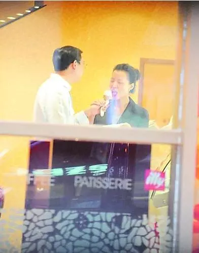 46歲董卿近照曝光,素顏接兒子放學,細節透露貼心慈母本色!