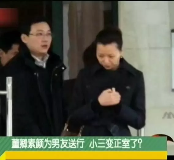 46歲董卿近照曝光,素顏接兒子放學,細節透露貼心慈母本色!