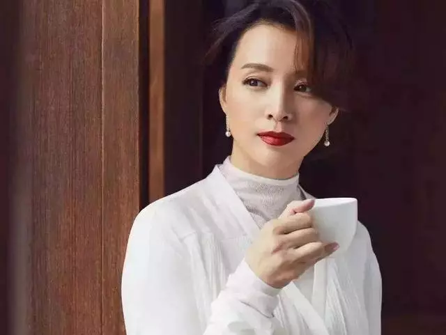 46歲董卿近照曝光,素顏接兒子放學,細節透露貼心慈母本色!
