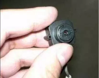 住賓館害怕有針孔攝像頭?教你一招,用手機1秒找出攝像頭的位置【內附教導使用方法】