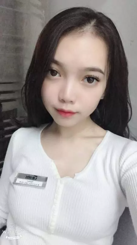 正妹美髮師「辣腿絕美背影」被男客人出賣! 本尊被神到一轉正面「美得讓所有人心疼」!