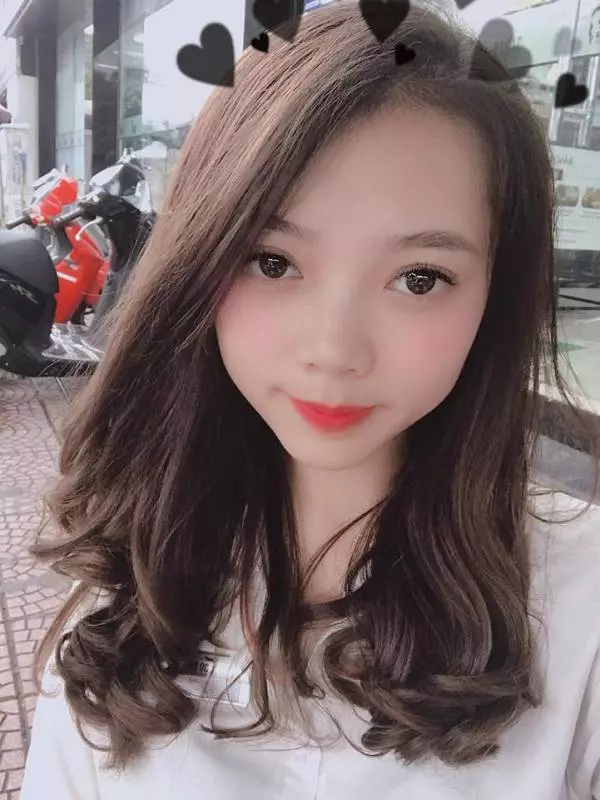 正妹美髮師「辣腿絕美背影」被男客人出賣! 本尊被神到一轉正面「美得讓所有人心疼」!