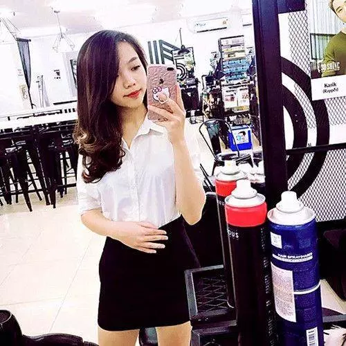 正妹美髮師「辣腿絕美背影」被男客人出賣! 本尊被神到一轉正面「美得讓所有人心疼」!