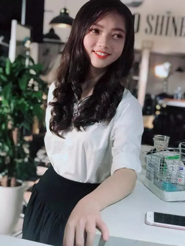 正妹美髮師「辣腿絕美背影」被男客人出賣! 本尊被神到一轉正面「美得讓所有人心疼」!