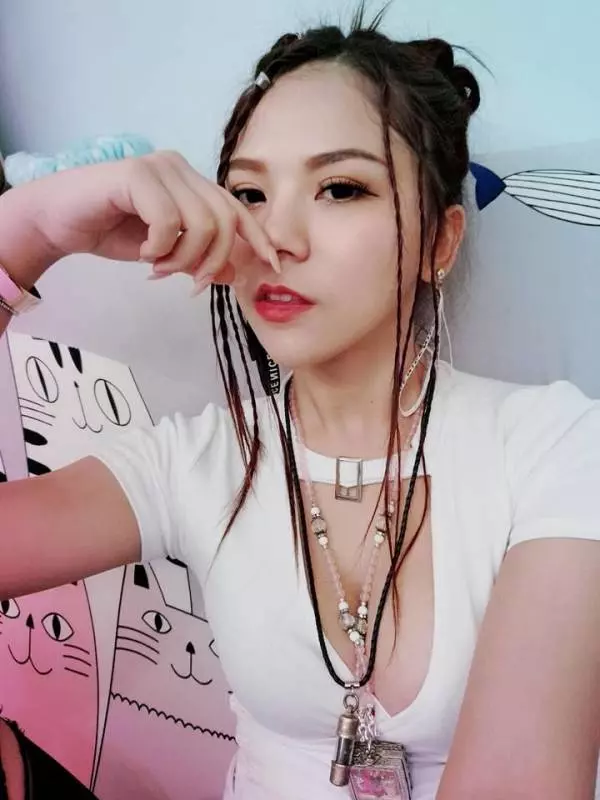 小鄧紫棋自爆18歲就結婚生女兒 懷孕時老公「雞雞癢偷吃」離婚收場!
