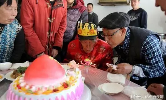 我媽過生日,未婚夫來吃飯,弟弟不停踢我腳,低頭一看,我不嫁了!
