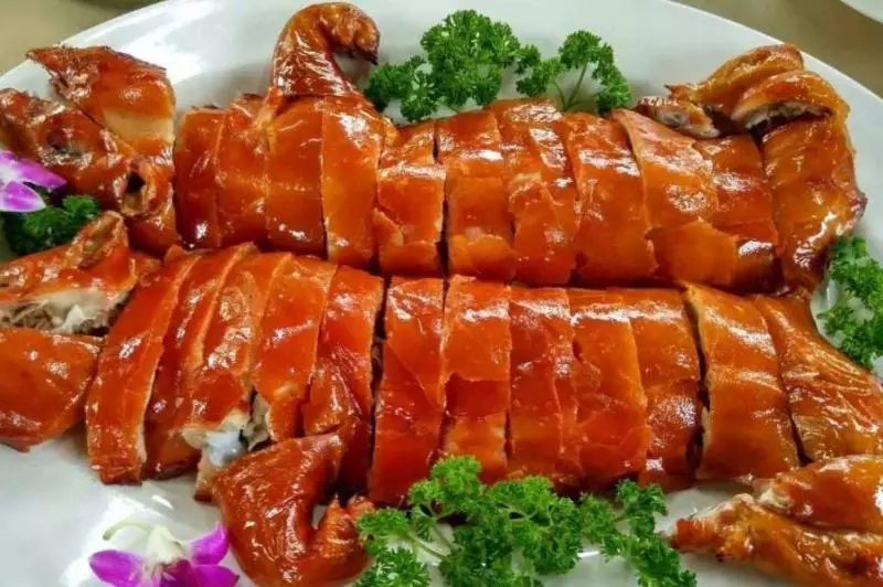 拜拜「忘買烤乳豬」 胖二哈「無奈趴地上」網笑:要咬橘子啊