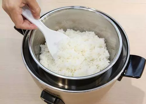 「剩米飯」不要再做蛋炒飯了,教你一個新做法,老人孩子都愛吃!