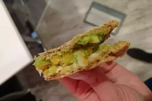 他親手把兩個諾貝爾獎金牌用王水溶掉,還豪飲過重水,最後確立放射線追蹤技術拿到諾貝爾獎