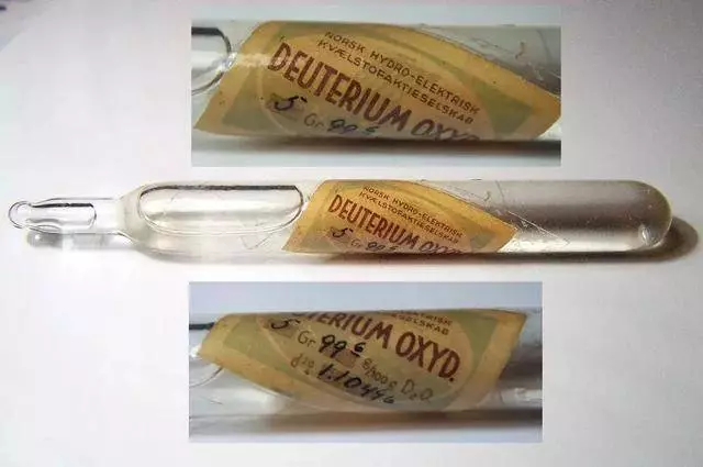 他親手把兩個諾貝爾獎金牌用王水溶掉,還豪飲過重水,最後確立放射線追蹤技術拿到諾貝爾獎