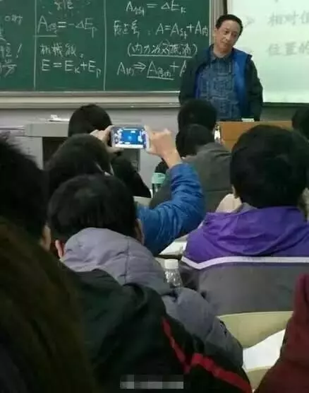 日本網友因為趕不上第二節課,同學們超有義氣合力為他做出了「替身」!網友:「完全不馬虎啊~」