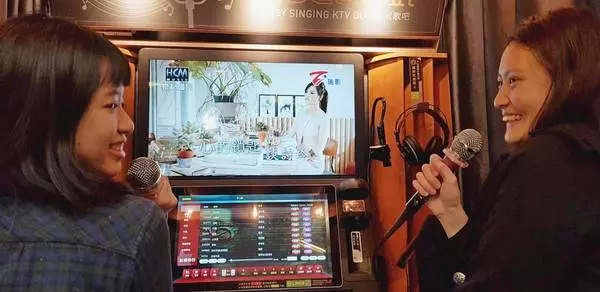 中壢KTV自拍 後面竟多了一個「長髮女鬼」在地人爆料:不是第一次出現了...
