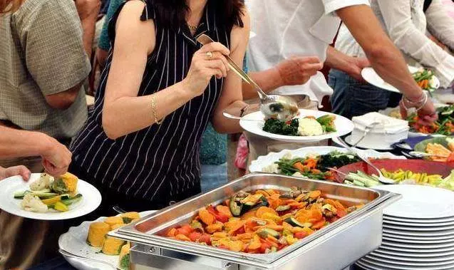9歲女孩吃自助總是偷偷將食物裝進書包,老闆懷疑跟蹤後,準備了20萬藏進書包