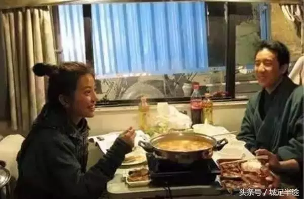 明星片場吃飯的照片曝光,張國榮、劉德華、Angelababy的區別居然差這麼多!