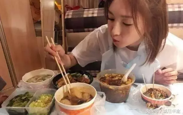 明星片場吃飯的照片曝光,張國榮、劉德華、Angelababy的區別居然差這麼多!