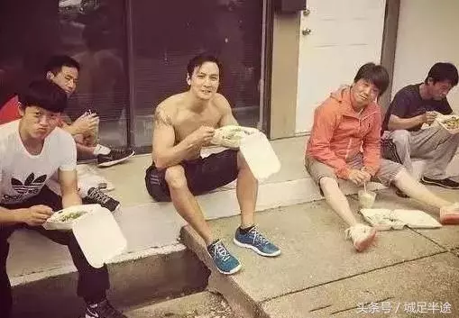 明星片場吃飯的照片曝光,張國榮、劉德華、Angelababy的區別居然差這麼多!