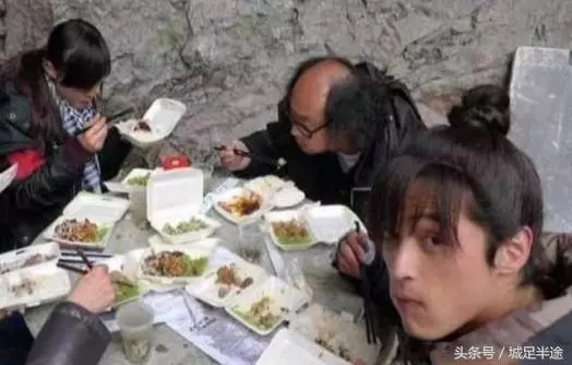 明星片場吃飯的照片曝光,張國榮、劉德華、Angelababy的區別居然差這麼多!