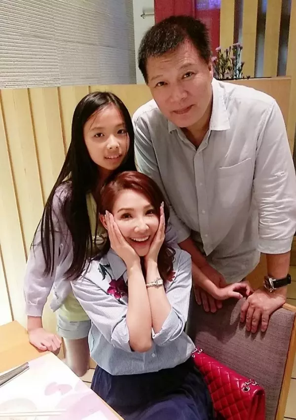 林書煒淚曝「15年婚姻」簽離婚協議!當年堅持「父女戀」嫁大17歲老公的她:「半夜看到嫩妹傳簡訊說....」