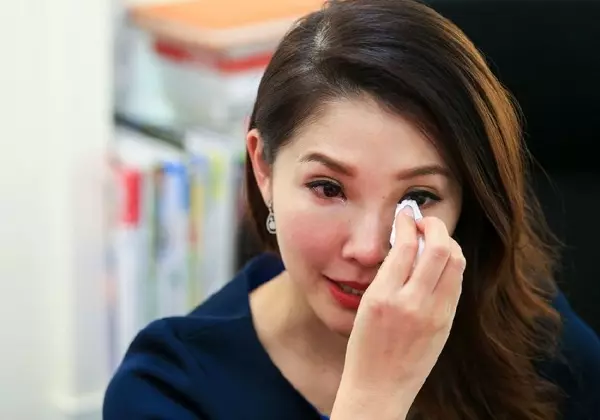 林書煒淚曝「15年婚姻」簽離婚協議!當年堅持「父女戀」嫁大17歲老公的她:「半夜看到嫩妹傳簡訊說....」