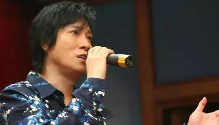 他曾是台灣帥氣民歌王子,過世前卻成了不能笑、不能生氣的「玻璃人」,老婆哀慟說:我這一生…
