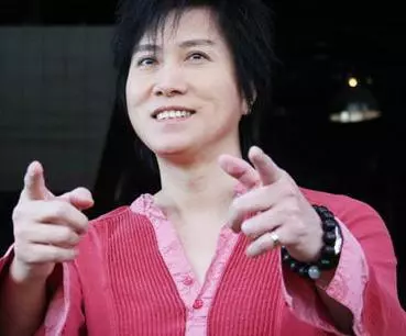 他曾是台灣帥氣民歌王子,過世前卻成了不能笑、不能生氣的「玻璃人」,老婆哀慟說:我這一生…