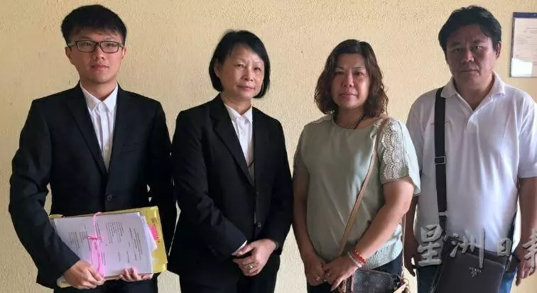 道路中央大坑洞奪走人命,死者父母為逝世孩子討公道了!