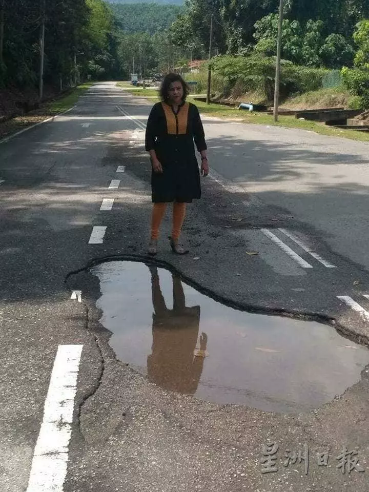 道路中央大坑洞奪走人命,死者父母為逝世孩子討公道了!